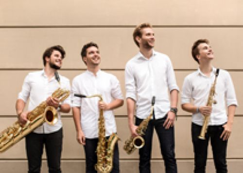 The Whoop Group Saxos | Un Violon sur le sable